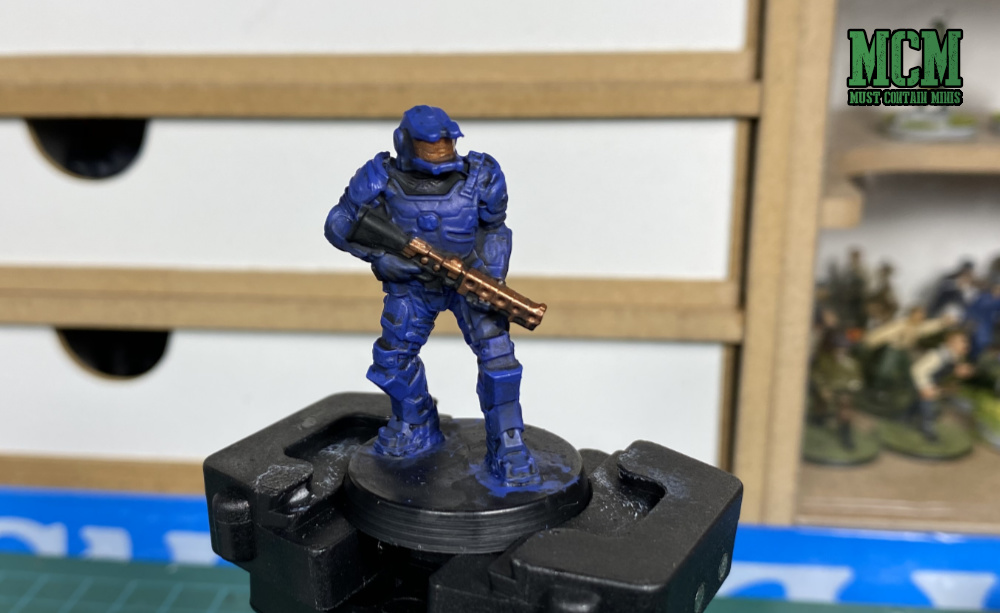 How to paint a Space Marine Miniature - Applying a highlight.