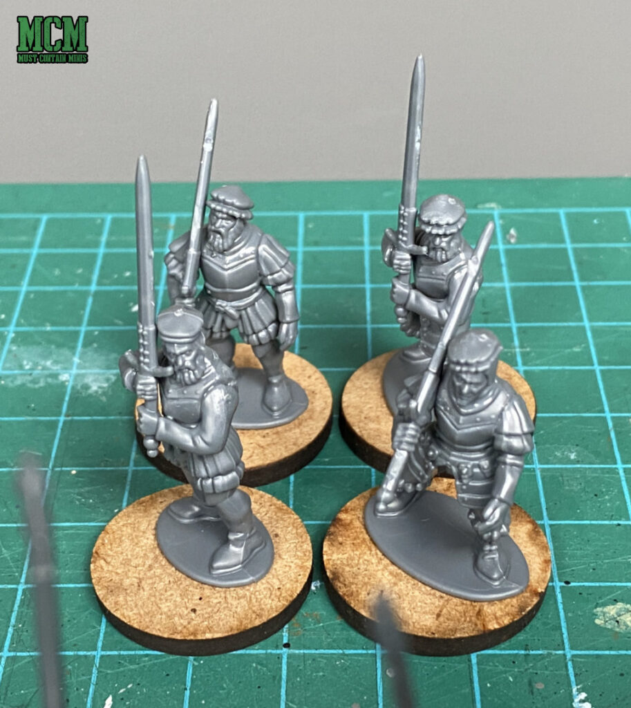 Two handed swordsmen in 28mm